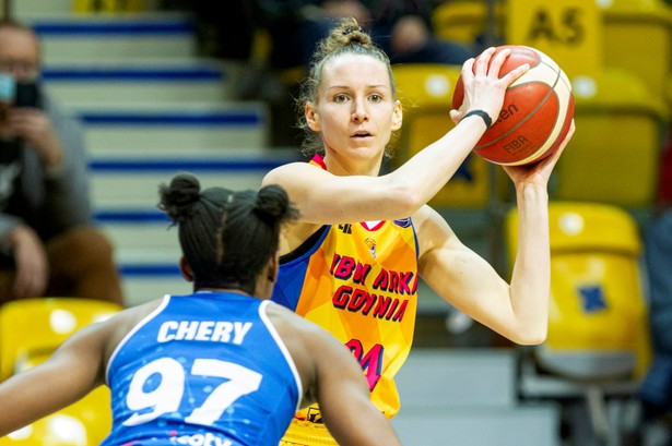 Koszykarka VBW Arki Gdynia Agata Dobrowolska (P) i Kendra Chery (L) z Basket Landes podczas meczu grupy B Euroligi