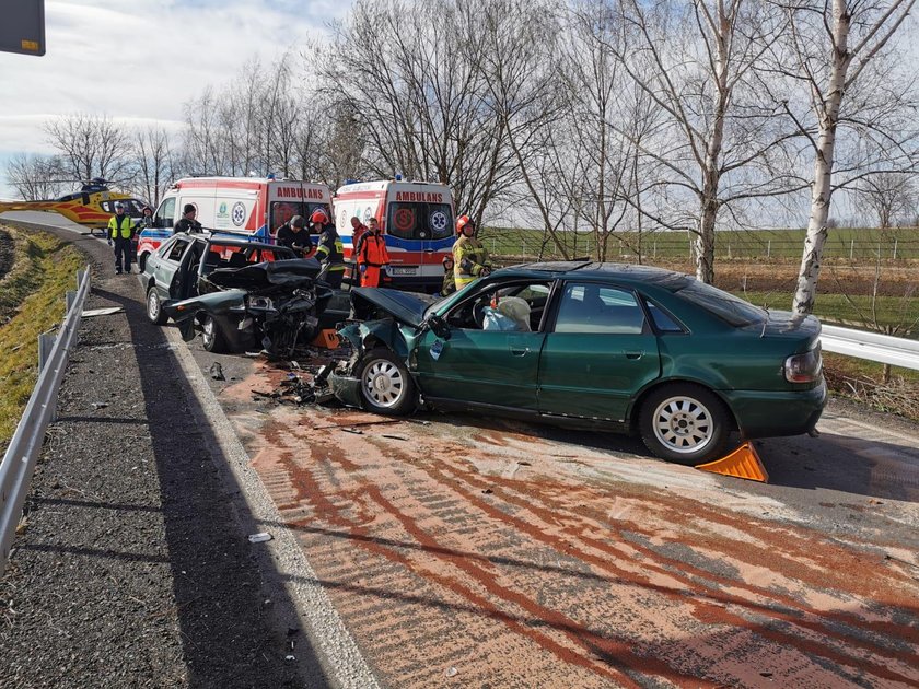 Makabryczny wypadek. 4 osoby ranne. Dwa śmigłowce w akcji