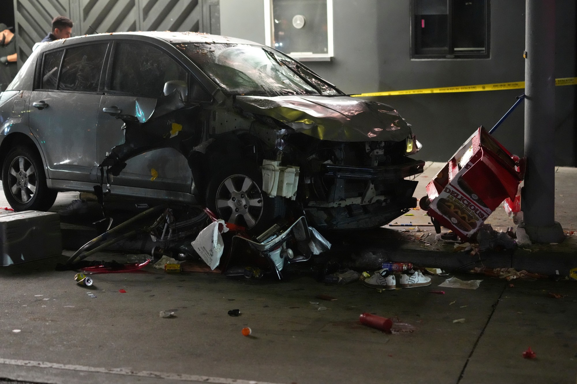 Do davu ľudí v štvrti East Hollywood v americkom meste Los Angeles narazilo vozidlo.