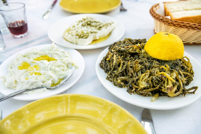 Ishrana na Ikariji zasniva se na biljkama koje rastu u divljini