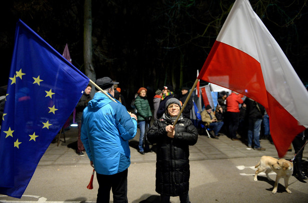 Przed KPRM w piątek wieczorem w proteście Razem uczestniczyło - jak mówią organizatorzy - około 150 osób