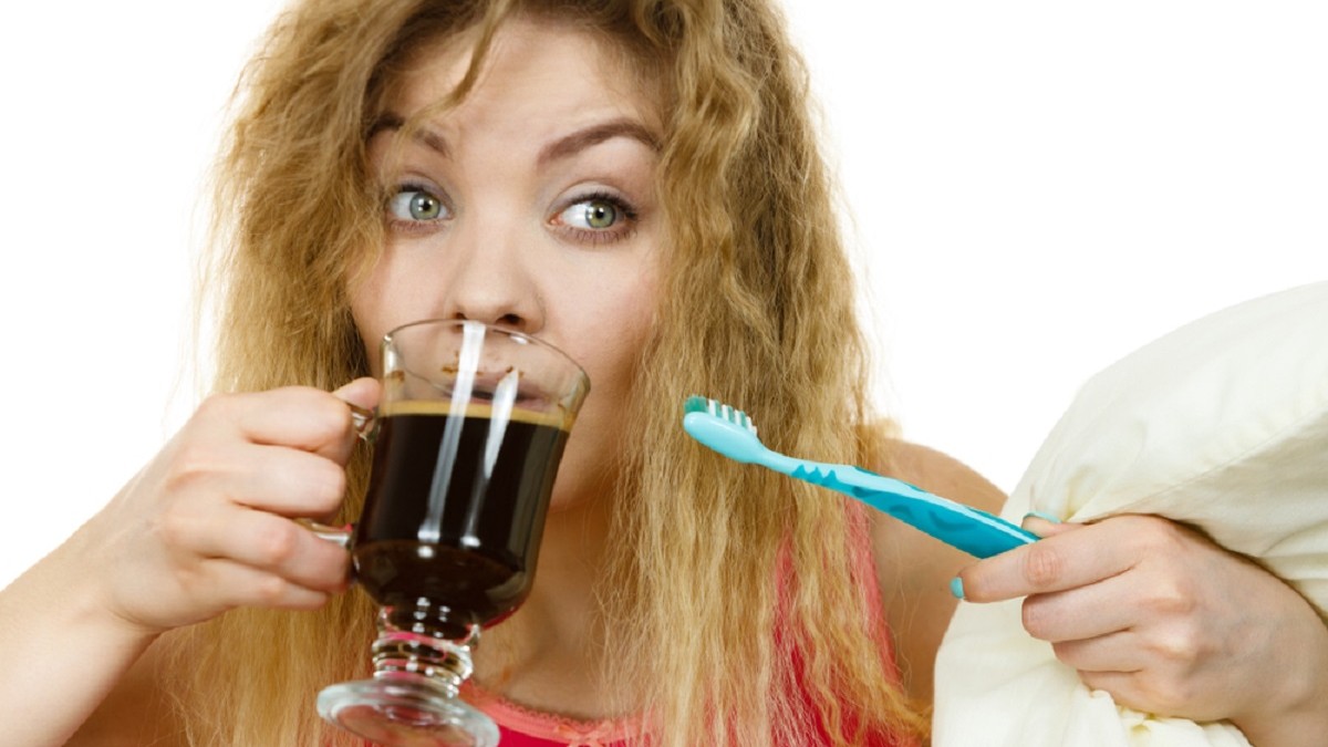 De ce spălatul pe dinți imediat după ce ai mâncat citrice sau ai băut cafea îți distruge smalțul