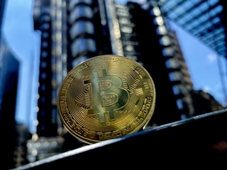 Czy bitcoin może być lepszym środkiem przechowywania wartości niż złoto? Eksperci UBS mają co do tego wątpliwości