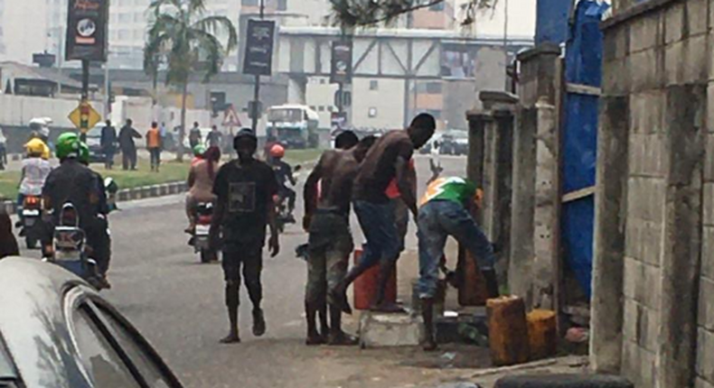 Lagosians scooping diesel from fallen tanker. [Pulse]