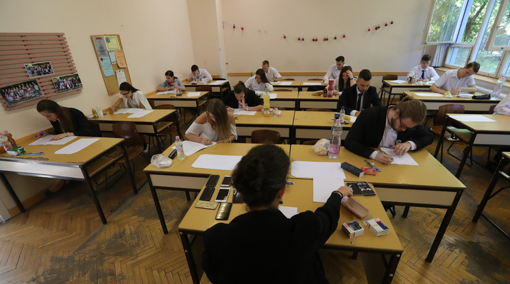 Érettségiző diákok egy kispesti középiskolában /Fotó: Varga Imre