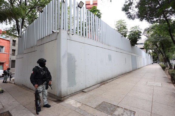 UČENIK (15) UBIO NASTAVNICU I RADNICU U ŠKOLI Užas u Meksiku: Izrešetao ih hicima iz puške