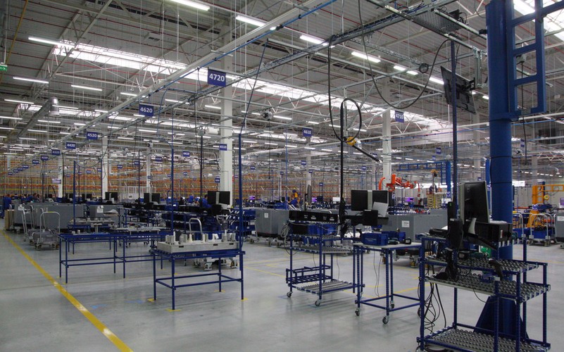 W hali o powierzchni ponad 30 tys. metrów kw. znajdują się: linie produkcyjne i montażowe z robotami przemysłowymi, spawalnia oraz lakiernia. <br><br>(mgo) PAP/Krzysztof Świderski