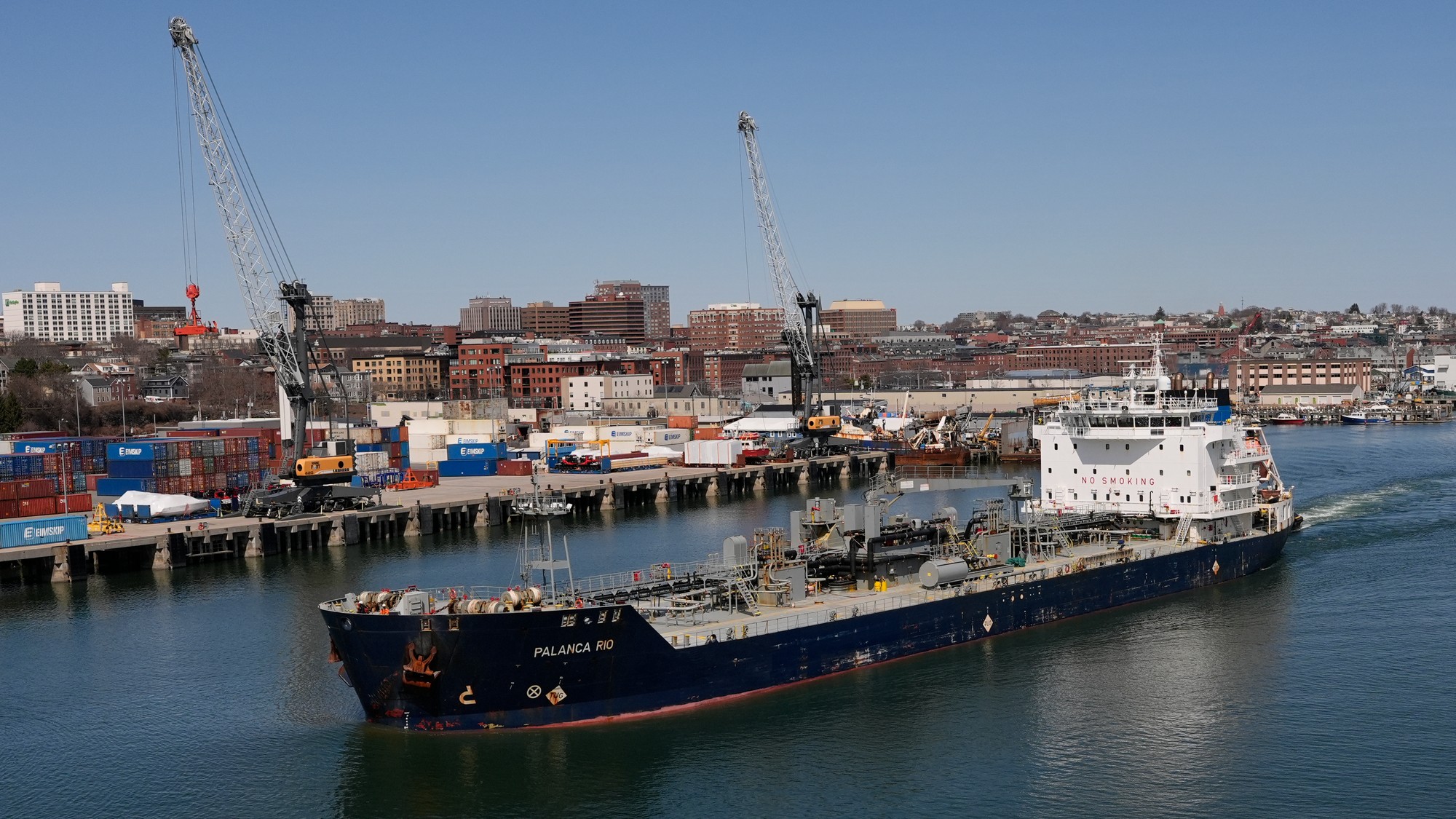 Belgické zásahové jednotky eskortujú tanker patriaci ruskej tieňovej flotile do prístavu Zeebrugge. (ilustračné foto)