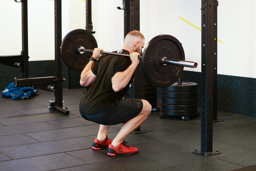 Przysiad ze sztangą z tyłu (back squat)