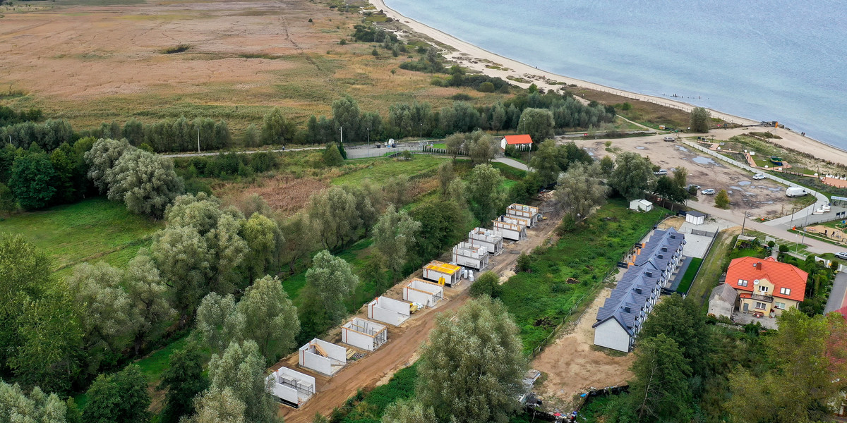 Tuż przy plaży nad Zatoką Pucką trwa budowa osiedla 12 domków, które - według inwestora - mają być przeznaczone dla chorych na koronawirusa. Budowa jest prowadzona bez zezwolenia, tuż obok rezerwatu przyrody (zdjęcie z października 2020 r.).