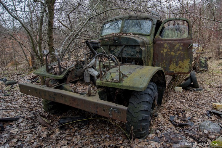 Cmentarzysko samochodów pod Warszawą
