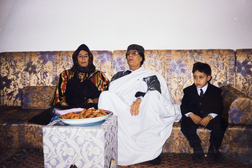 Gadafi u poseti porodici (arhivska fotografija)