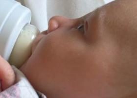 Mit tehetünk, ha refluxos a baba? | EgészségKalauz