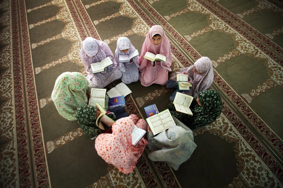 Male Palestinke čitaju Kuran u letnjem kampu u organizaciji Hamasa u Gaza Sitiju 19. juna 2001.