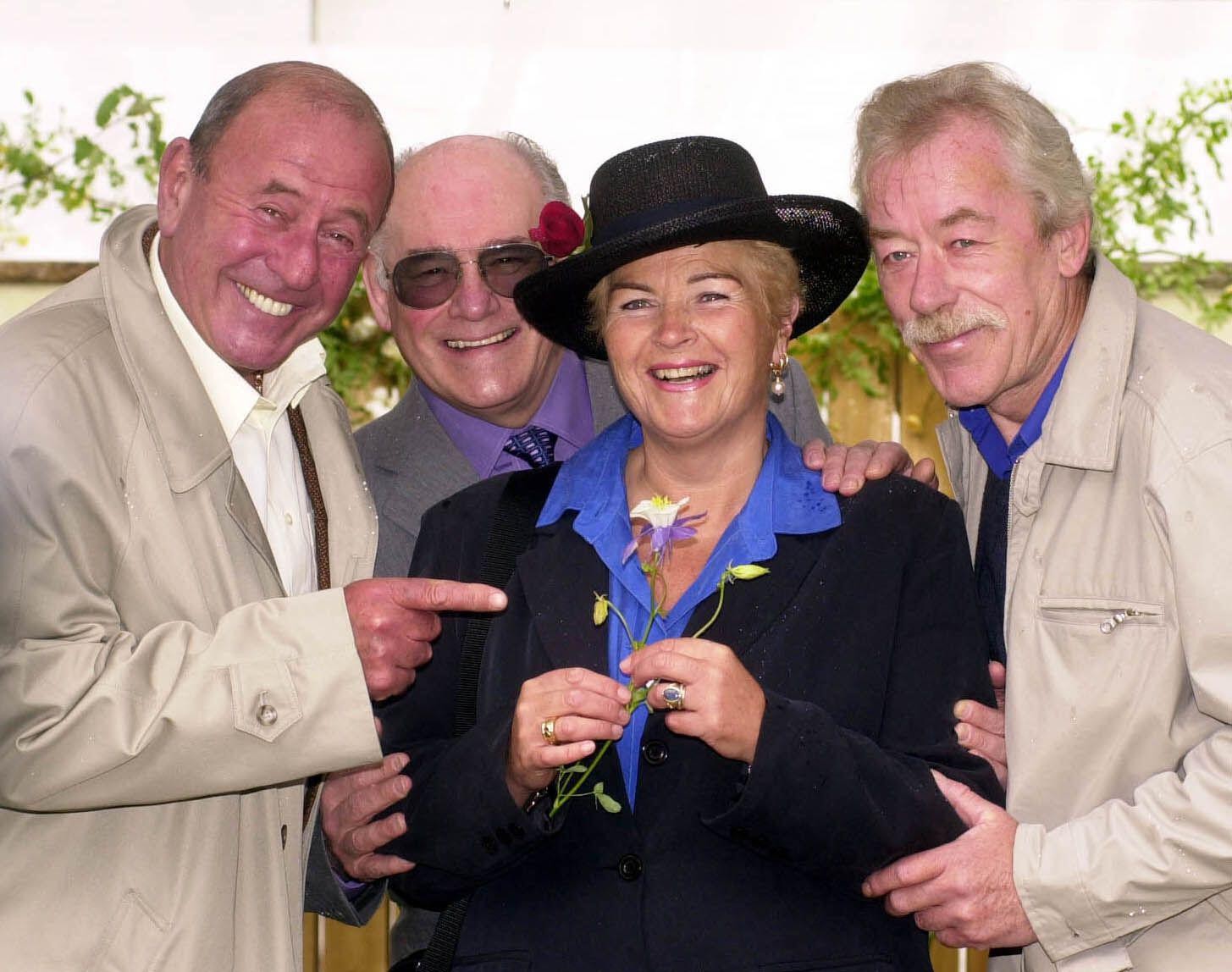 Zľava Mike Reid, Tony Caunter, Pam St Clement a Lesley Schofield na výstave Chelsea Flower Show v Londýne. 