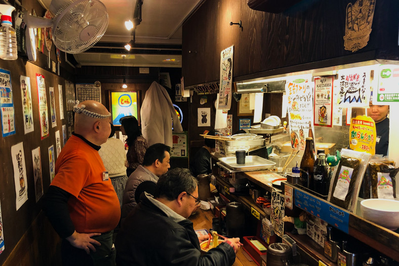 Dzielnica Akihabara i typowa japońska restauracja z kontuarem