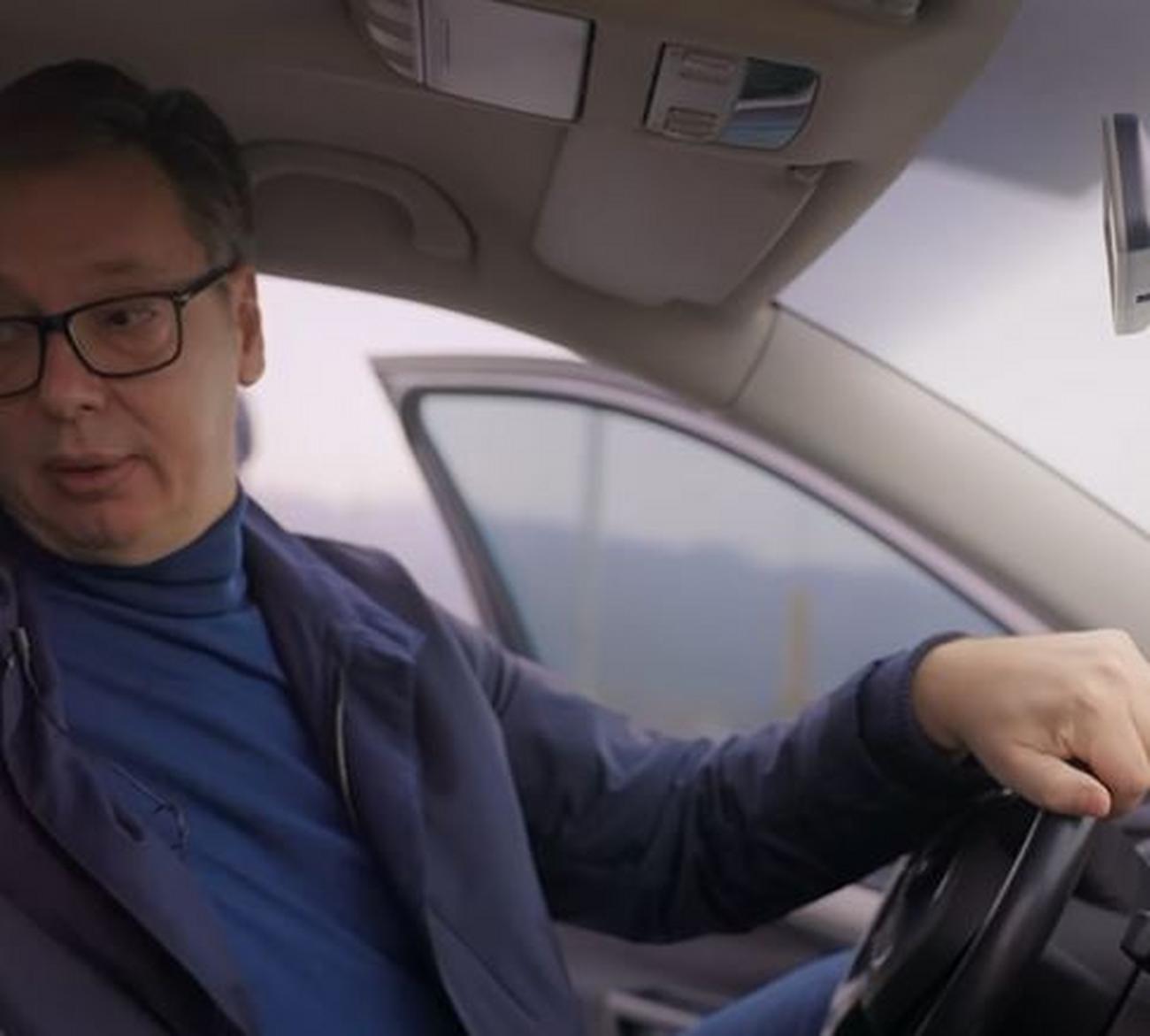 Vučić hat auf Tik-Tok ein neues Video gepostet, in dem er einen Skoda auf der Autobahn fährt.