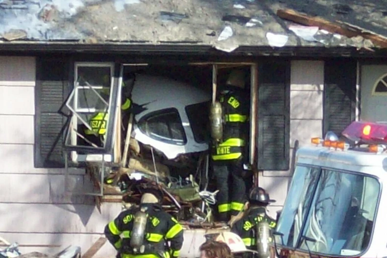 Kabina aviona u ostacima uništene kuće u Saut Bendu