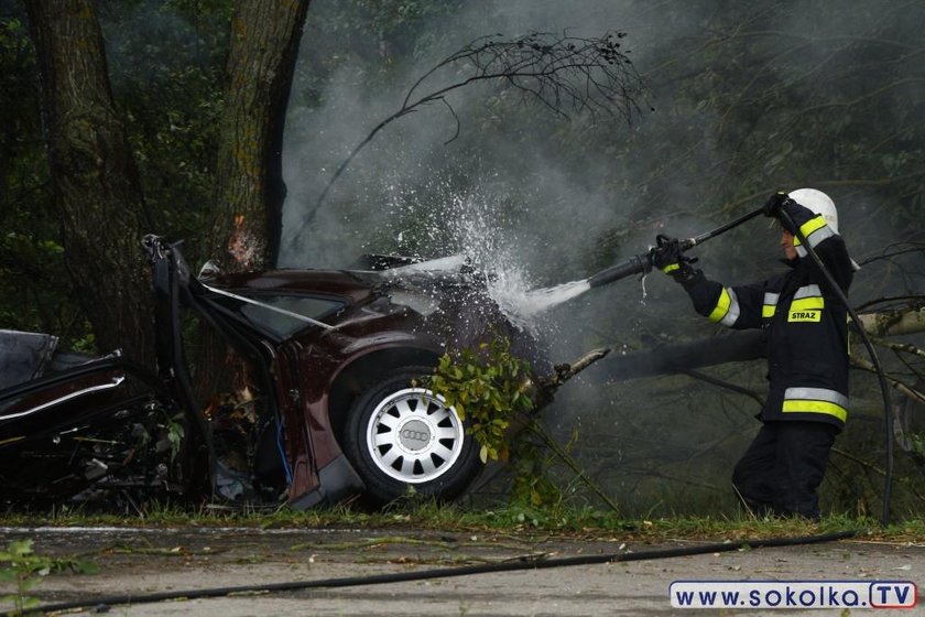 Auto stanęło w płomieniach