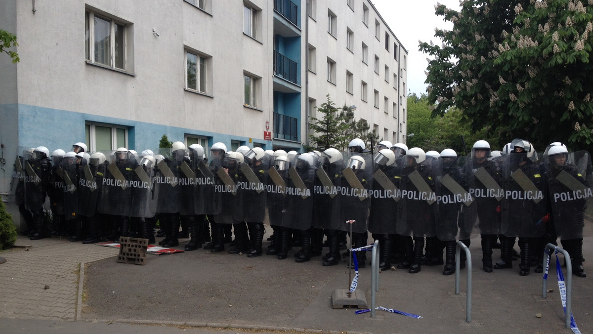 Przed wrocławskim sądem ruszył dziś proces kolejnych pięciu osób oskarżonych o udział w zamieszkach przed komisariatem policji przy ul. Trzemeskiej. Do zdarzenia doszło w maju zeszłego roku po śmierci Igora Stachowiaka. Wcześniej, wobec trzech najbardziej agresywnych mężczyzn, sąd orzekł kary bezwzględnego więzienia.