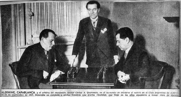 Aleksander Alechin (z lewej), arbiter Dr. Carlos Augusto Querencio (w środku) i José Raúl Capablanca (z pawej) w trakcie meczu o mistrzostwo świata wBuenos Aires, 1927 r.