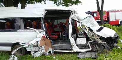 Bus uderzył w drzewo. Wielu rannych