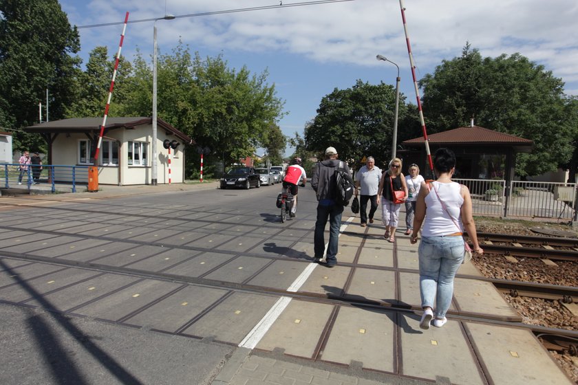 Na przejeździe kolejowym na Oruni prowadzone są pomiary czasu zamknięcia szlabanów