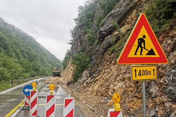 GRAĐANI OPREZ, NEVREME OSTAVILO POSLEDICE NA PUTEVIMA! AMSS izdao hitno upozorenje za vozače u Srbiji: Voda na kolovozu, nanosi zemlje, a odatle preti NAJVEĆA OPASNOST