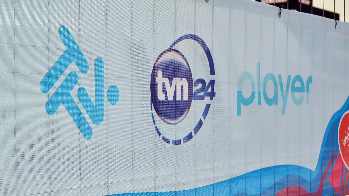 Stacja TVN24 wyświetla kody QR, odsyłające do internetu