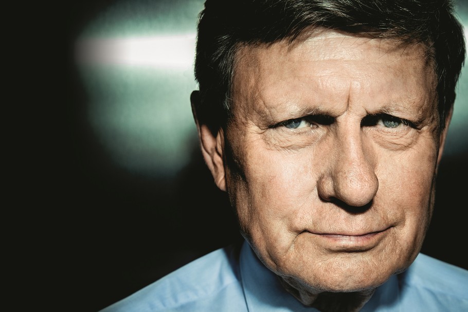 Leszek Balcerowicz. Profesor SGH. Przewodniczący Rady FOR. Wicepremier i minister finansów            w trzech rządach, były prezes NBP. Były mistrz Polski juniorów  w biegach przełajowych. *Opis zamieszczony na profilu twitterowym