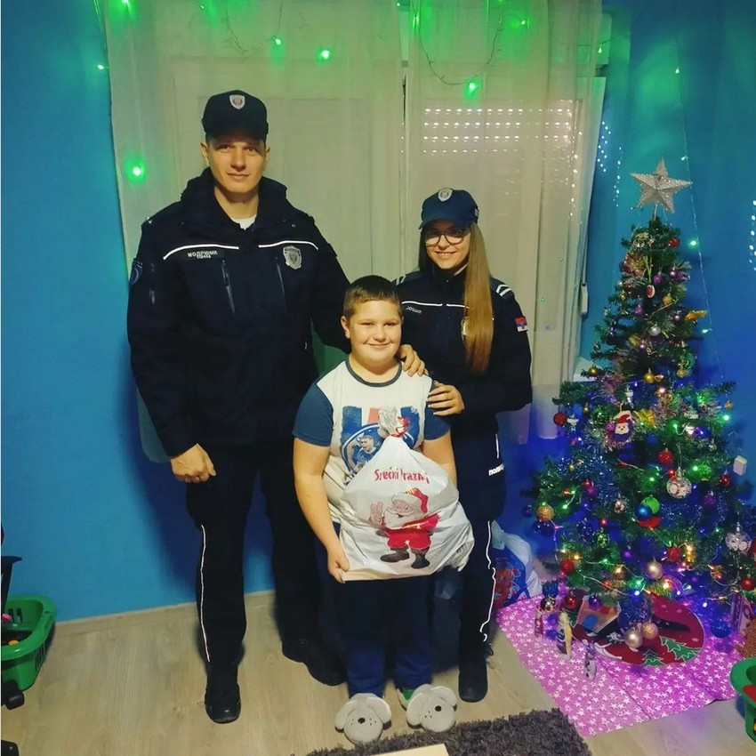 Policijski službenici PU Novi Sad doneli su novogodišnji paketić devetogodišnjem Mihajlu Jagodiću iz Vajske