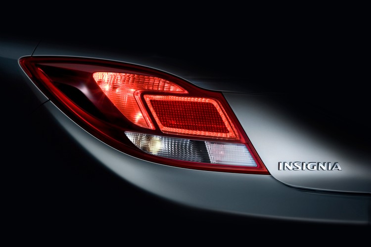Opel insignia zadebiutuje od razu jako sedan i 5-drzwiowy hatchback - dokładnie 22 lipca 2008 roku podczas wystawy samochodowej w Londynie. Sprzedaż rozpocznie się w listopadzie