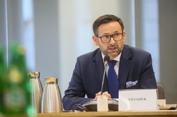 "Może pan sobie szczerzyć te swoje sztuczne zęby". Nietypowe przesłuchanie Obajtka