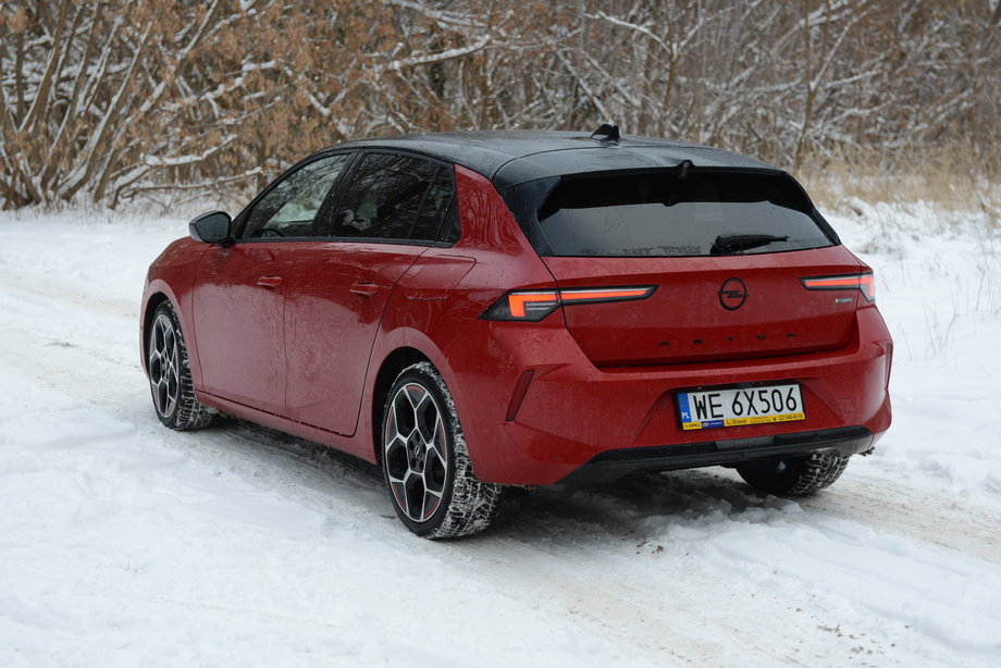 Opel Astra w wersji hybrydowej, ładowanej z gniazdka, może teoretycznie przejechać "na prądzie" około 50 km, ale w zimowej praktyce będzie to wartość bliższa 30 km.