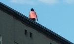 Nastolatka na dachu kamienicy