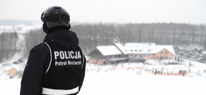 Policjanci patrolują stoki na nartach