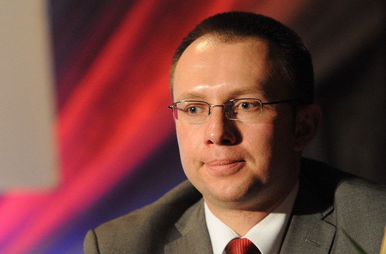 <b>Piotr Szeliga</b>
<br>
<br>
Właśnie został zawieszony w prawach członka Solidarnej Poslki po tym, jak media ujawniły, że ten prawicowy polityk korzystał z usług prostytutki. 
<br>
<br>
Parlamentarzysta spotkał się z prostytutką Magdaleną I. przynajmniej dwa razy - wynika z akt sądowych, do kórych dotarła 