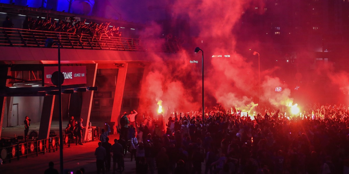 Kibice i piłkarze będą wspólnie świętować podczas fety.