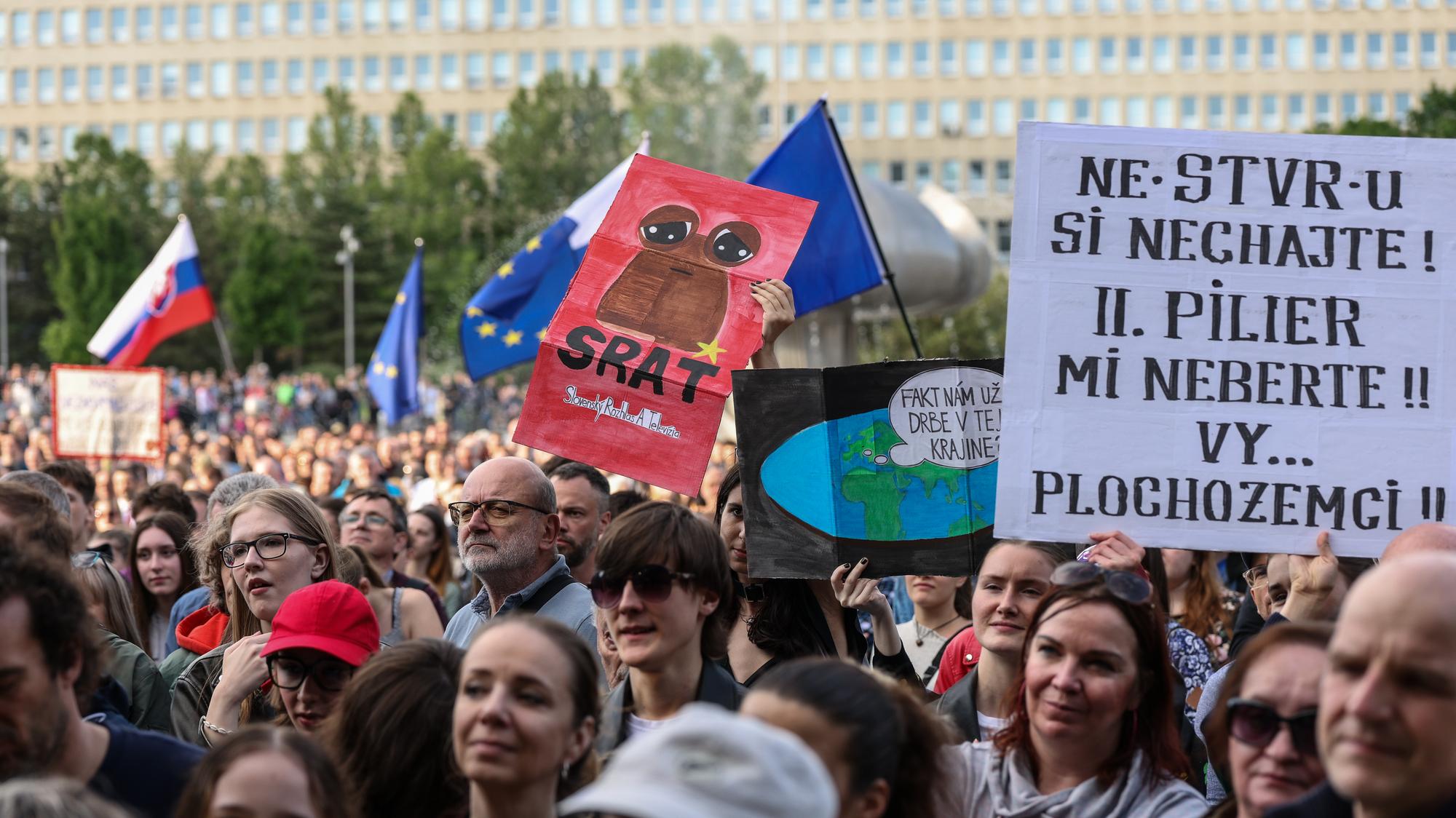 Protest v Bratislave, ktorý zvolalo Progresívne Slovensko, proti zmenám v RTVS a za ochranu druhého dôchodkového piliera.