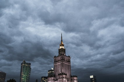 Czarne chmury nad Polską. Eskalacja sporu z Unią może nas słono kosztować