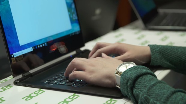 Cel mai subțire laptop din lume n-are nici măcar 1 cm grosime