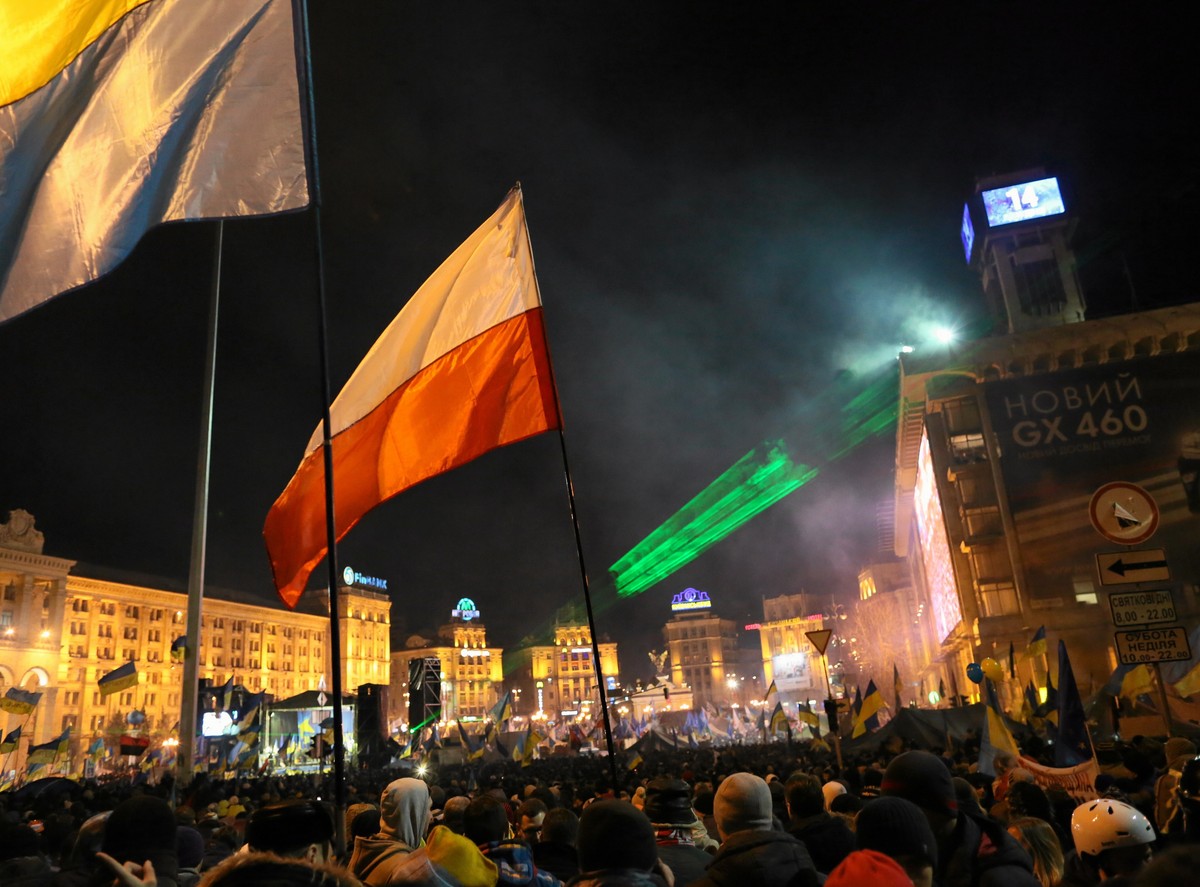 Polska flaga na Majdanie w Kijowie