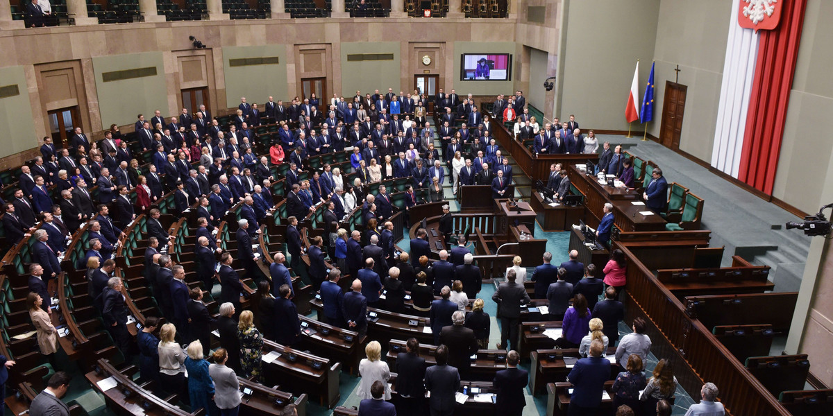 Posłowie przyjęli rządowy projekt umożliwiający zamrażanie polskich majątków obywateli i podmiotów wspierających Rosję.