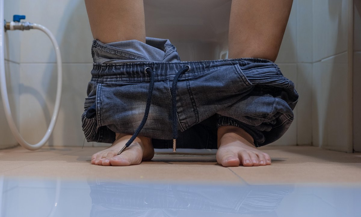 Gastroenterolog ostrzega! Porzuć te siedem nawyków toaletowych