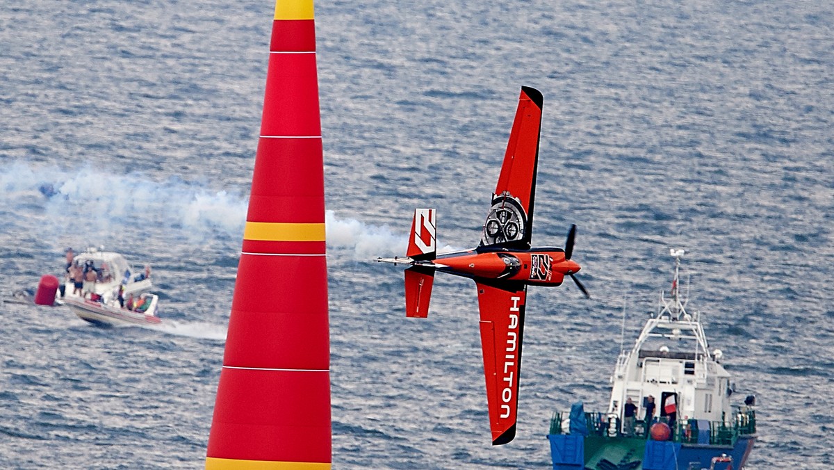 Gdynia może mówić o prawdziwym rekordzie. W miniony weekend, podczas imprezy Red Bull Air Race, przez gdyńską plażę, gdzie znajdował się punkt widokowy dla publiczności, przewinęło się 855 tysięcy osób. Tak dużej imprezy sportowej w tym mieście jeszcze nie było.