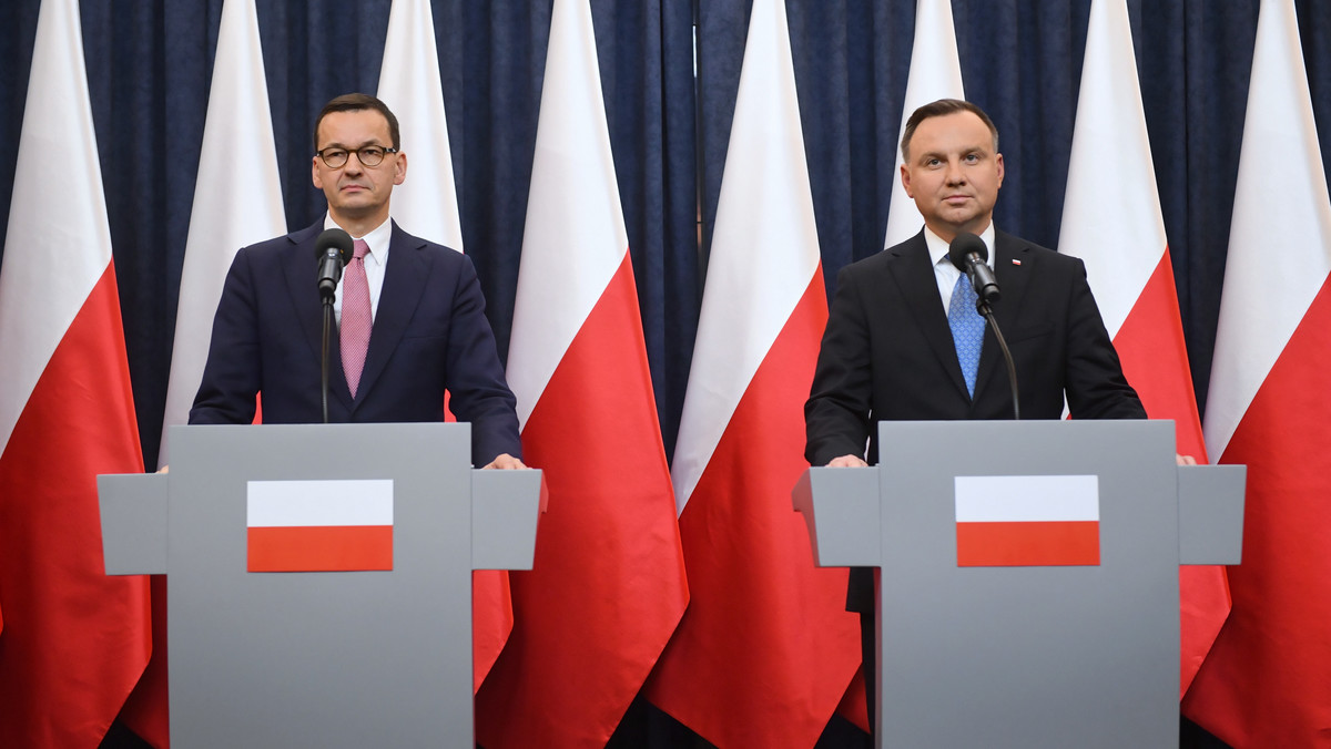 Andrzej Duda na podjęcie decyzji ws. przekazania 1,95 mld zł na media publiczne miał czas do końca dnia. Trwa wspólna konferencja prasowa z udziałem premiera Mateusza Morawieckiego. Prezydent ogłosił, że podpisze ustawę pod pewnymi warunkami. Zobacz transmisję! 