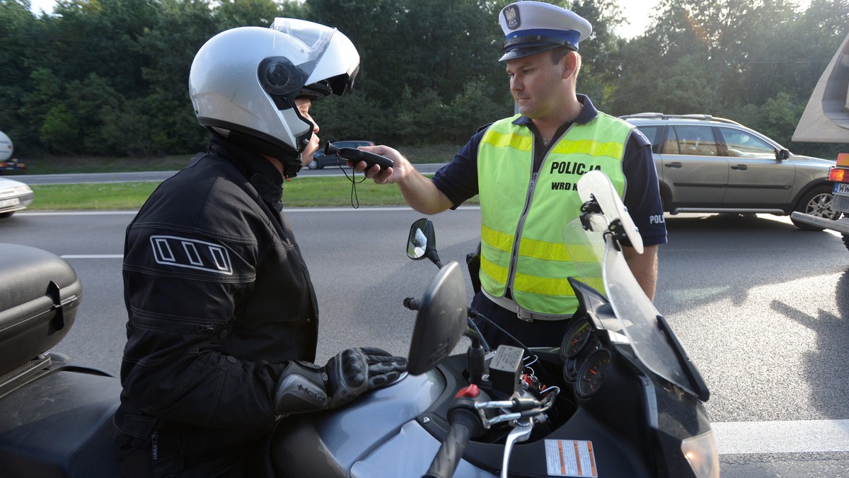 Wiele osób w najbliższy i w przyszły weekend wracać będzie z urlopów. Policjanci apelują o rozwagę i ostrzegają, że nie będzie żadnej pobłażliwości dla tych, którzy wsiądą za kierownicę pod wpływem alkoholu.