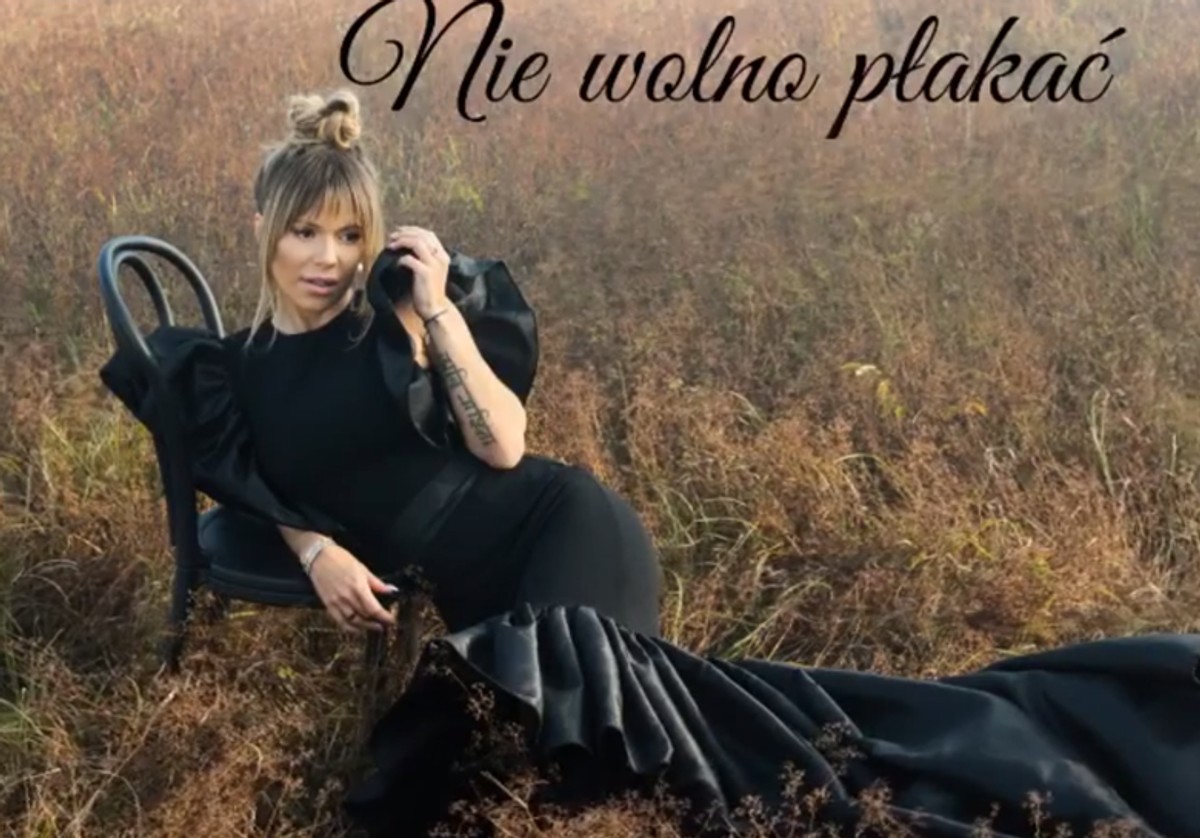 Doda ironizując pyta, czy musi umrzeć, by radio ją zagrało. A my mówimy: Dorota, dobrze, że radio cię nie gra [OPINIA]