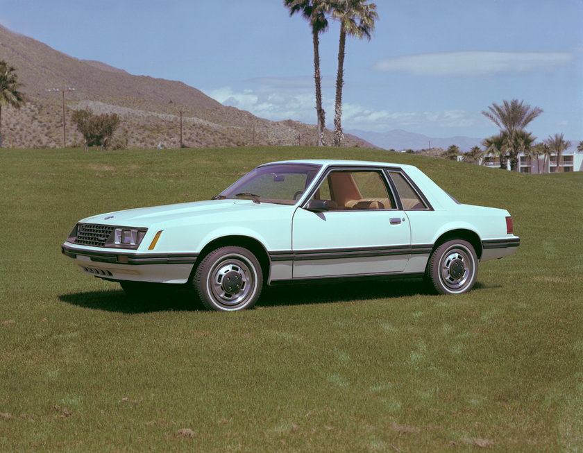 O ile lata 70. nie były najszczęśliwsze dla stylistyki Forda Mustanga, to lata 80. okrzyczane zostały przez miłośników modelu za... upadek