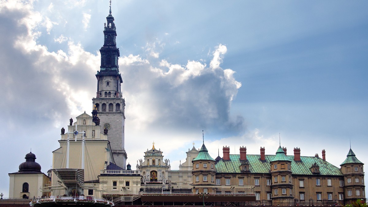 Tegoroczny wystrój symbolicznego Grobu Pańskiego w sanktuarium na Jasnej Górze nawiązuje do obchodzonej w tym roku 1050. rocznicy chrztu Polski. Umieszczone wokół barwy narodowe i wizerunki godła z różnych okresów mają symbolizować drogę polskiej państwowości.